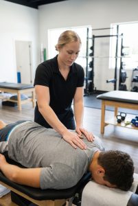 Adams Performance Pick the Right Performance PT in Henrico Adams Performances Quick 5 Step Playbook January2026 2 Patient working with a provider at a performance physical therapy clinic in Henrico